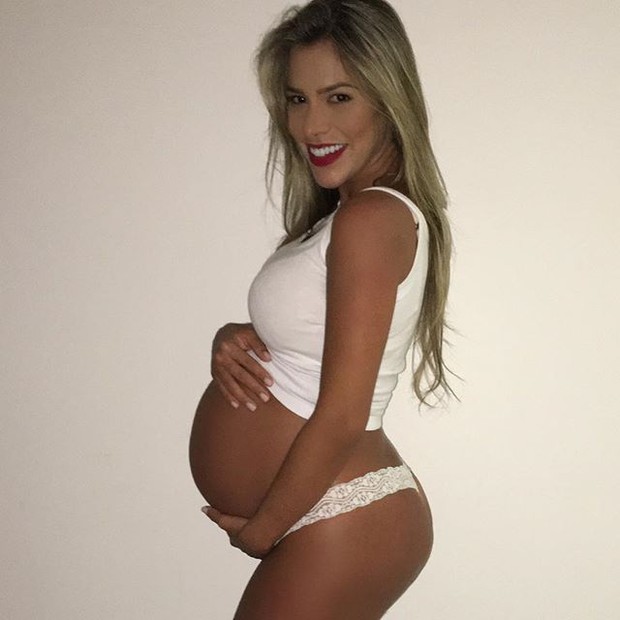 Ex-BBB Adriana Sant'Anna mostra barriga e fãs comparam com Barbie